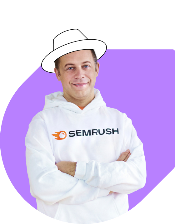 Zdjęcie dyrektora generalnego i założyciela Olega Shchegoleva w białej bluzie z logo Semrush i białym namalowanym kapeluszu na głowie